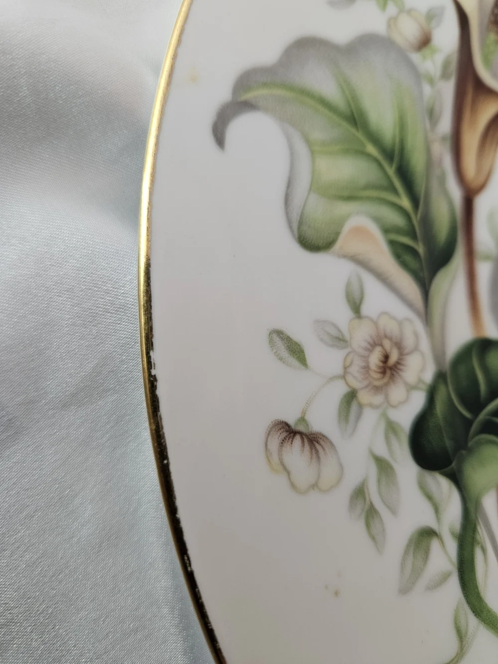 Elegant White Floral Dinner Plate with Green Calla Lily Motif, Made In Japan